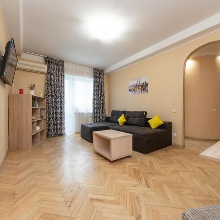 1 Bedroom Apart Near Metro Pecherska كييف المظهر الخارجي الصورة